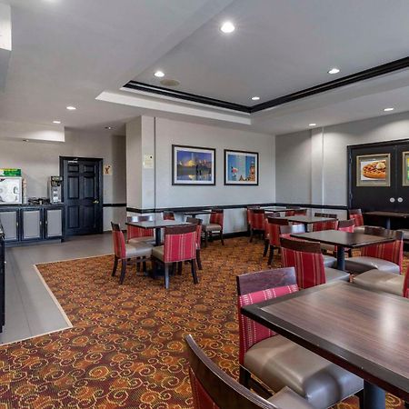 Quality Inn & Suites I-35 E-Walnut Hill Даллас Экстерьер фото