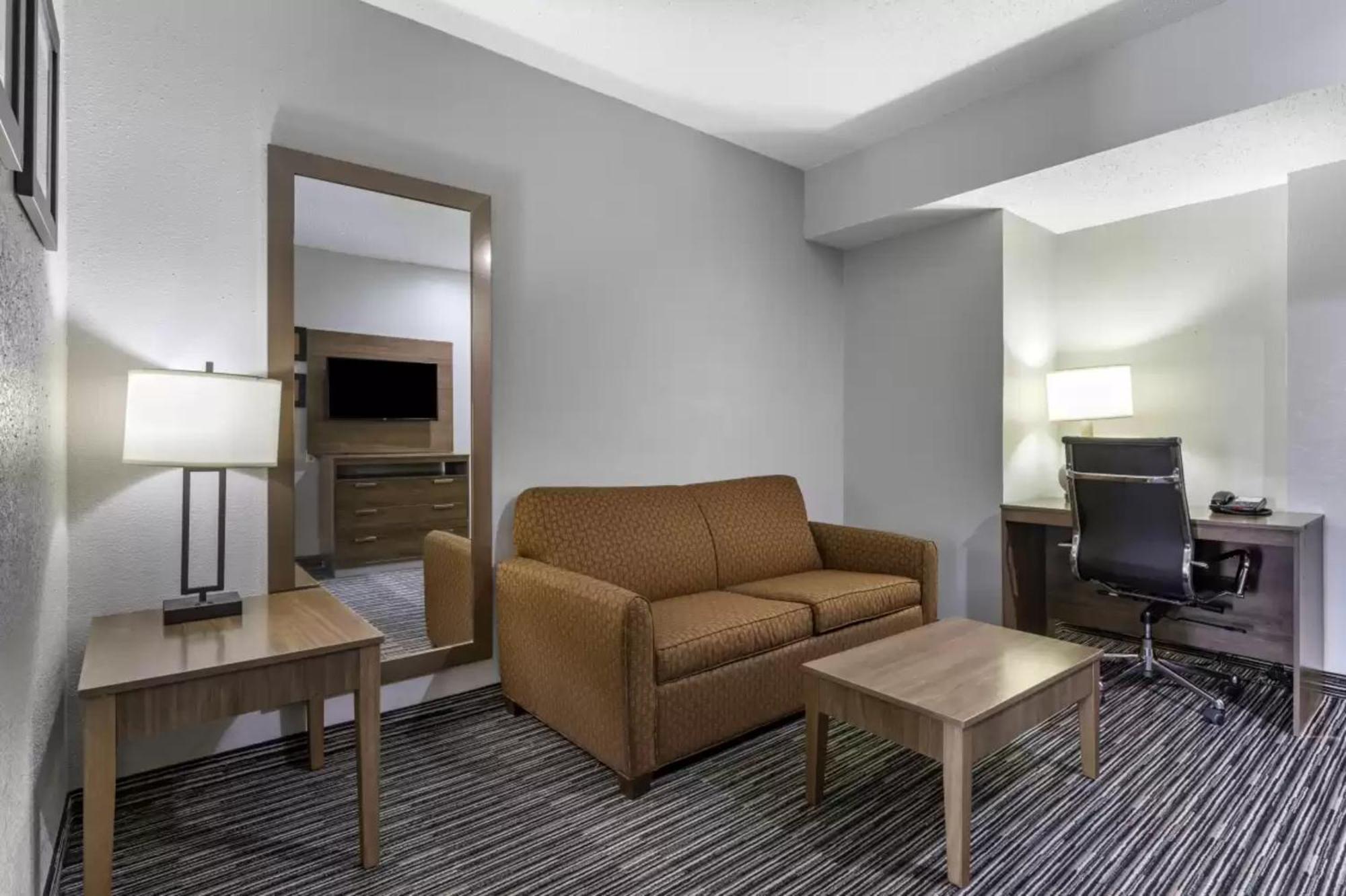 Quality Inn & Suites I-35 E-Walnut Hill Даллас Экстерьер фото