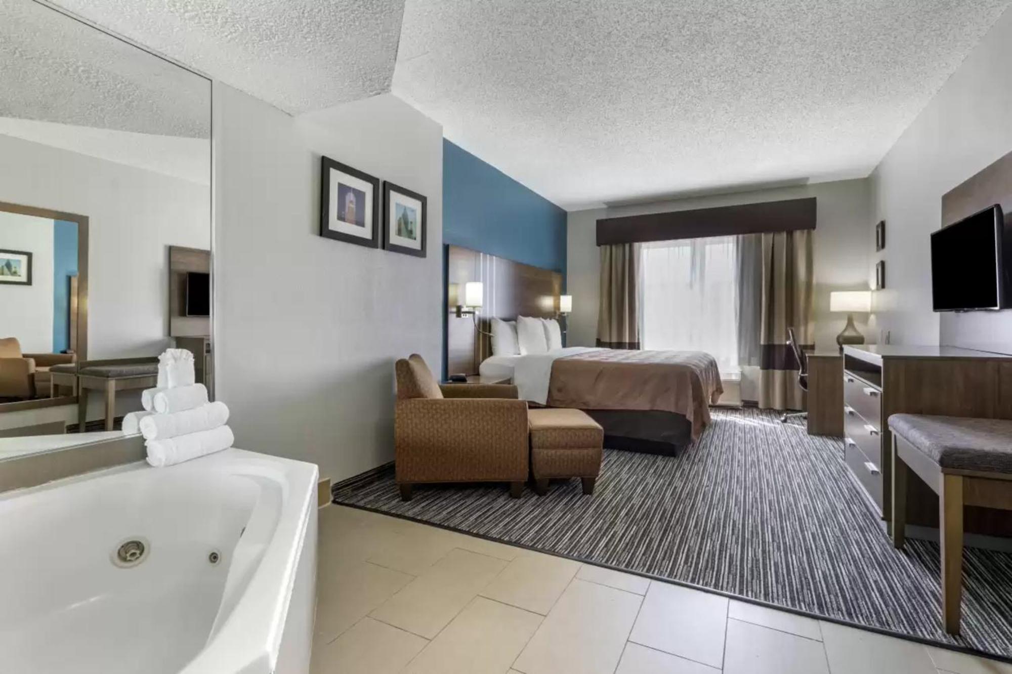 Quality Inn & Suites I-35 E-Walnut Hill Даллас Экстерьер фото