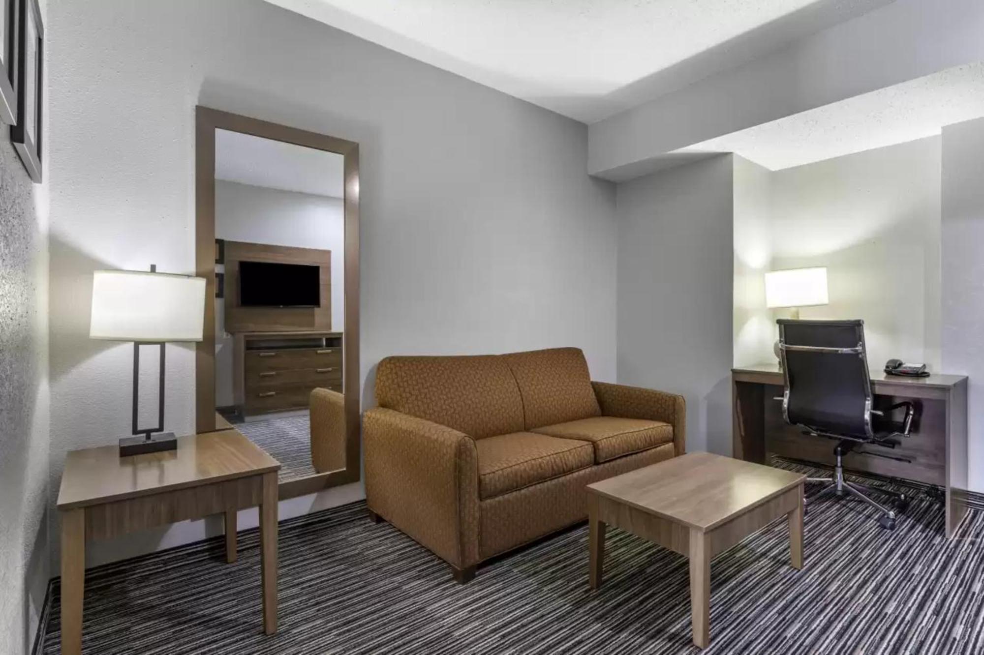 Quality Inn & Suites I-35 E-Walnut Hill Даллас Экстерьер фото