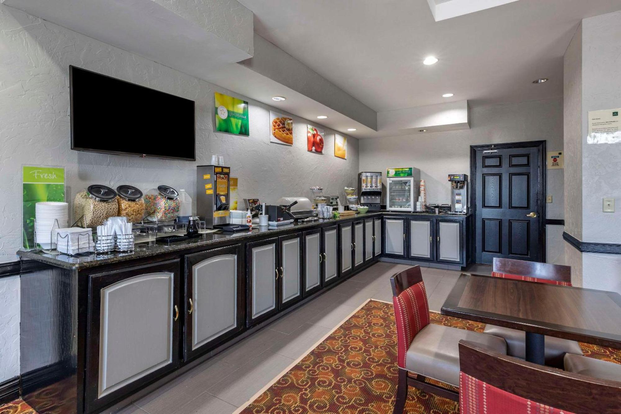 Quality Inn & Suites I-35 E-Walnut Hill Даллас Экстерьер фото