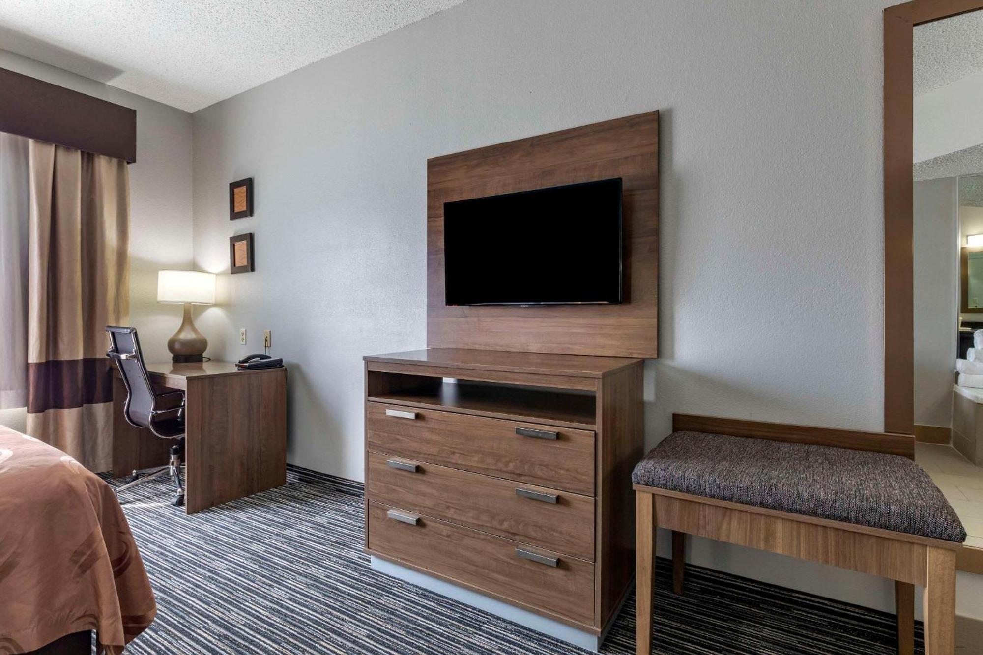 Quality Inn & Suites I-35 E-Walnut Hill Даллас Экстерьер фото