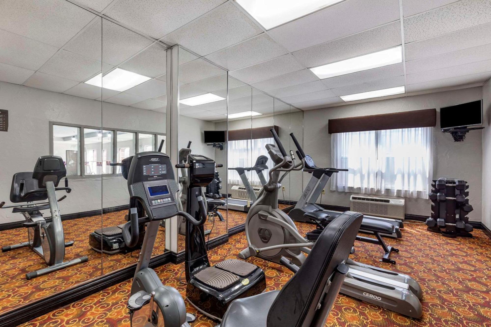 Quality Inn & Suites I-35 E-Walnut Hill Даллас Экстерьер фото