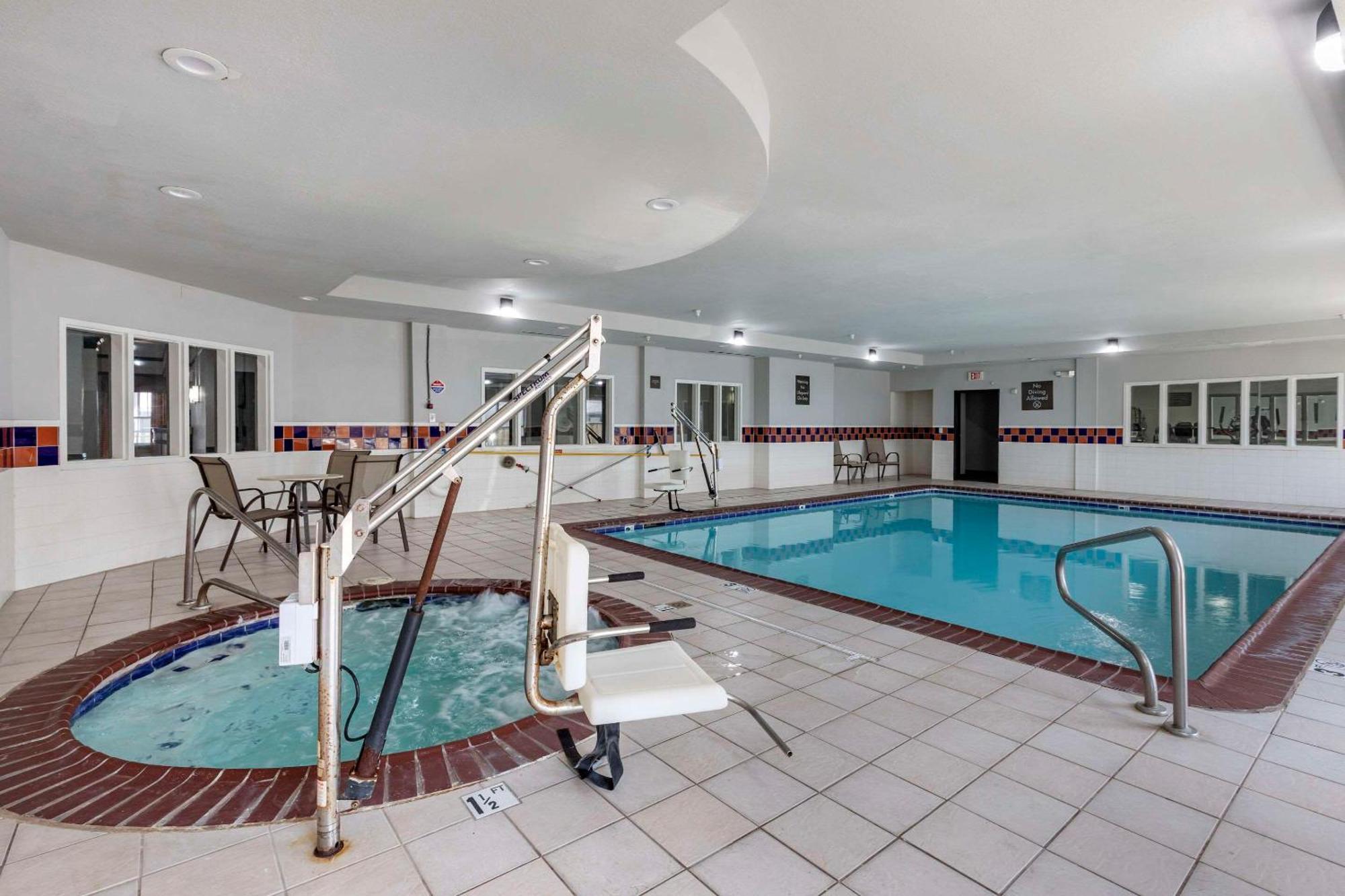 Quality Inn & Suites I-35 E-Walnut Hill Даллас Экстерьер фото
