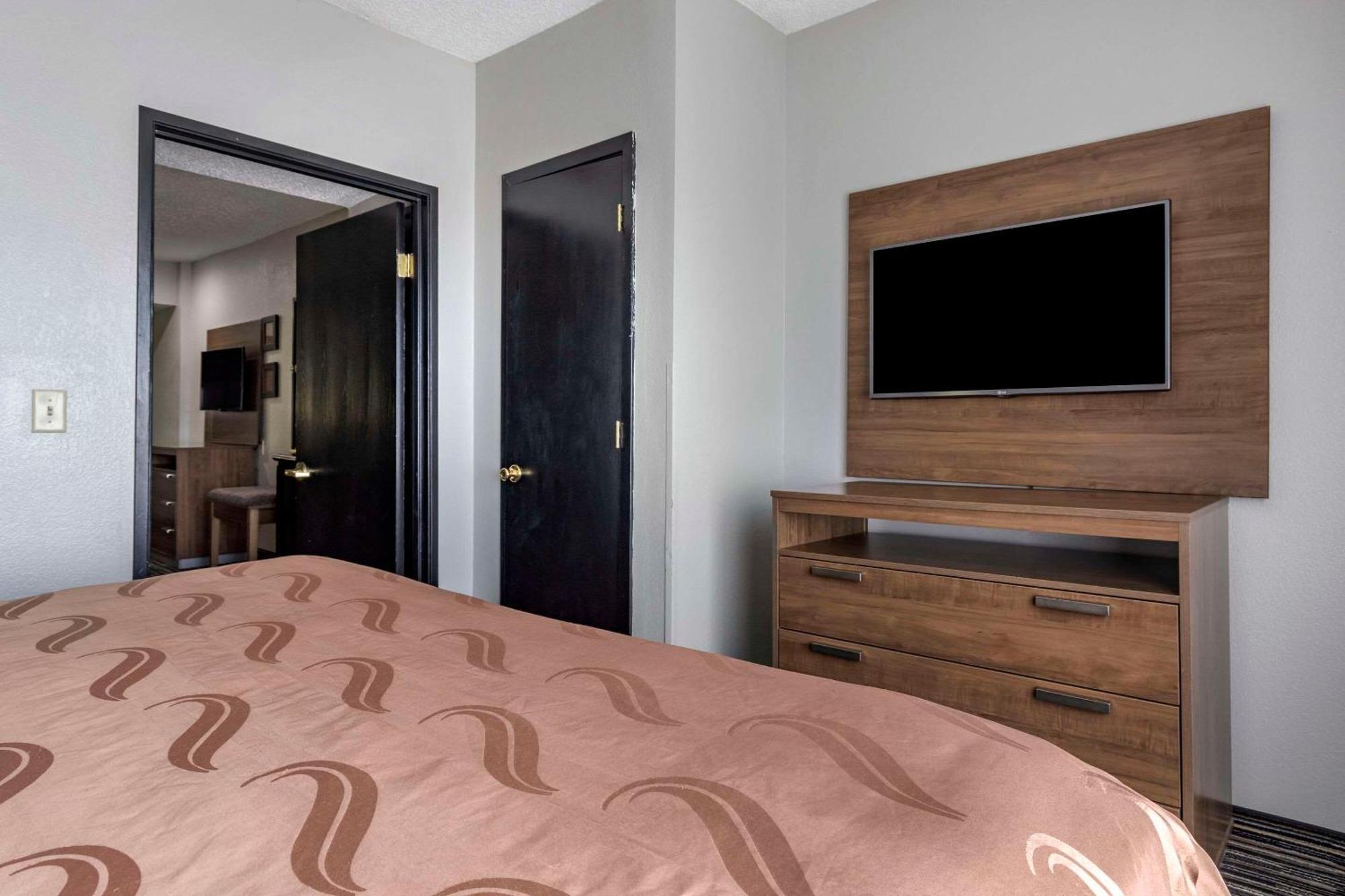 Quality Inn & Suites I-35 E-Walnut Hill Даллас Экстерьер фото