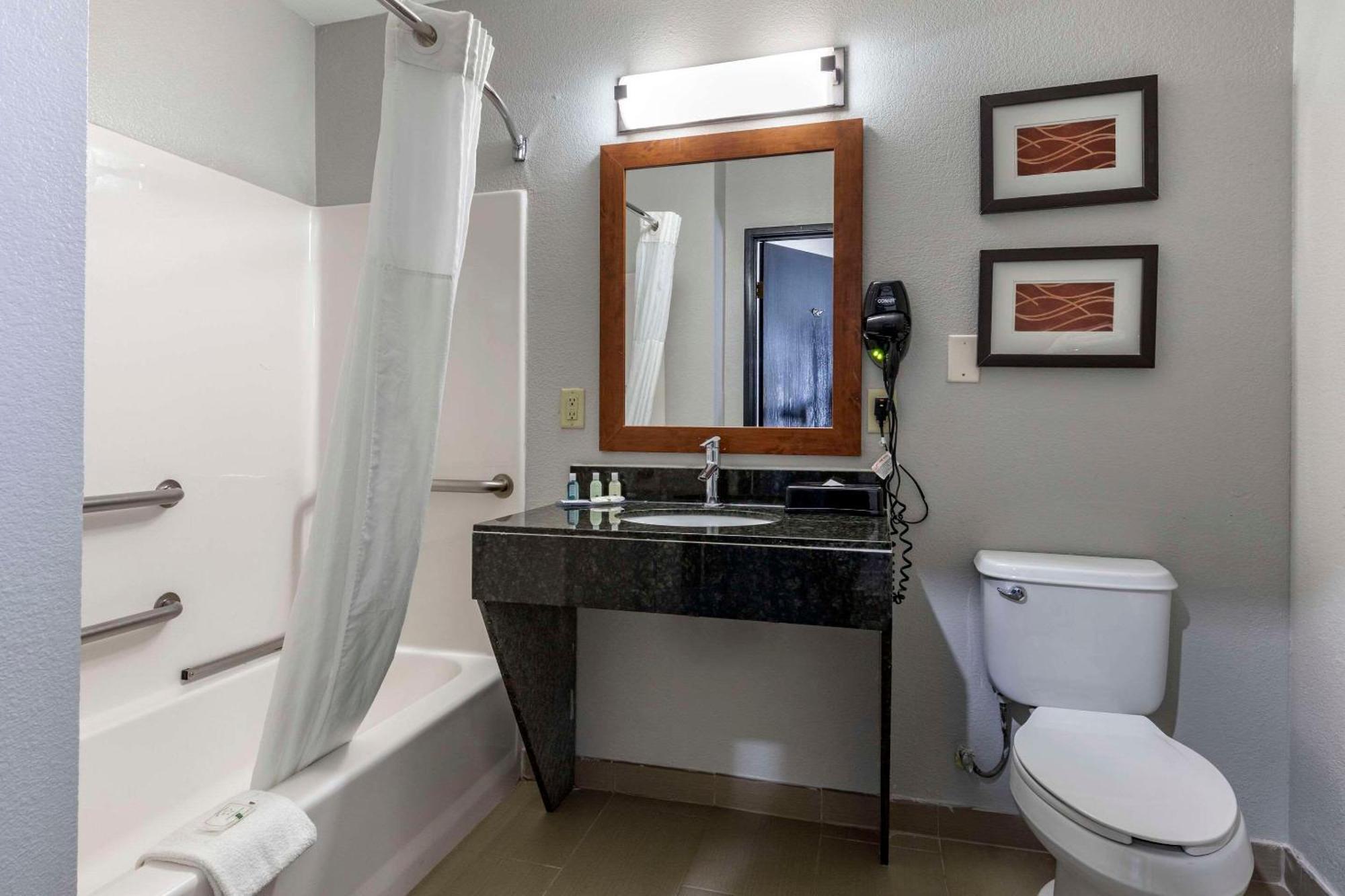Quality Inn & Suites I-35 E-Walnut Hill Даллас Экстерьер фото