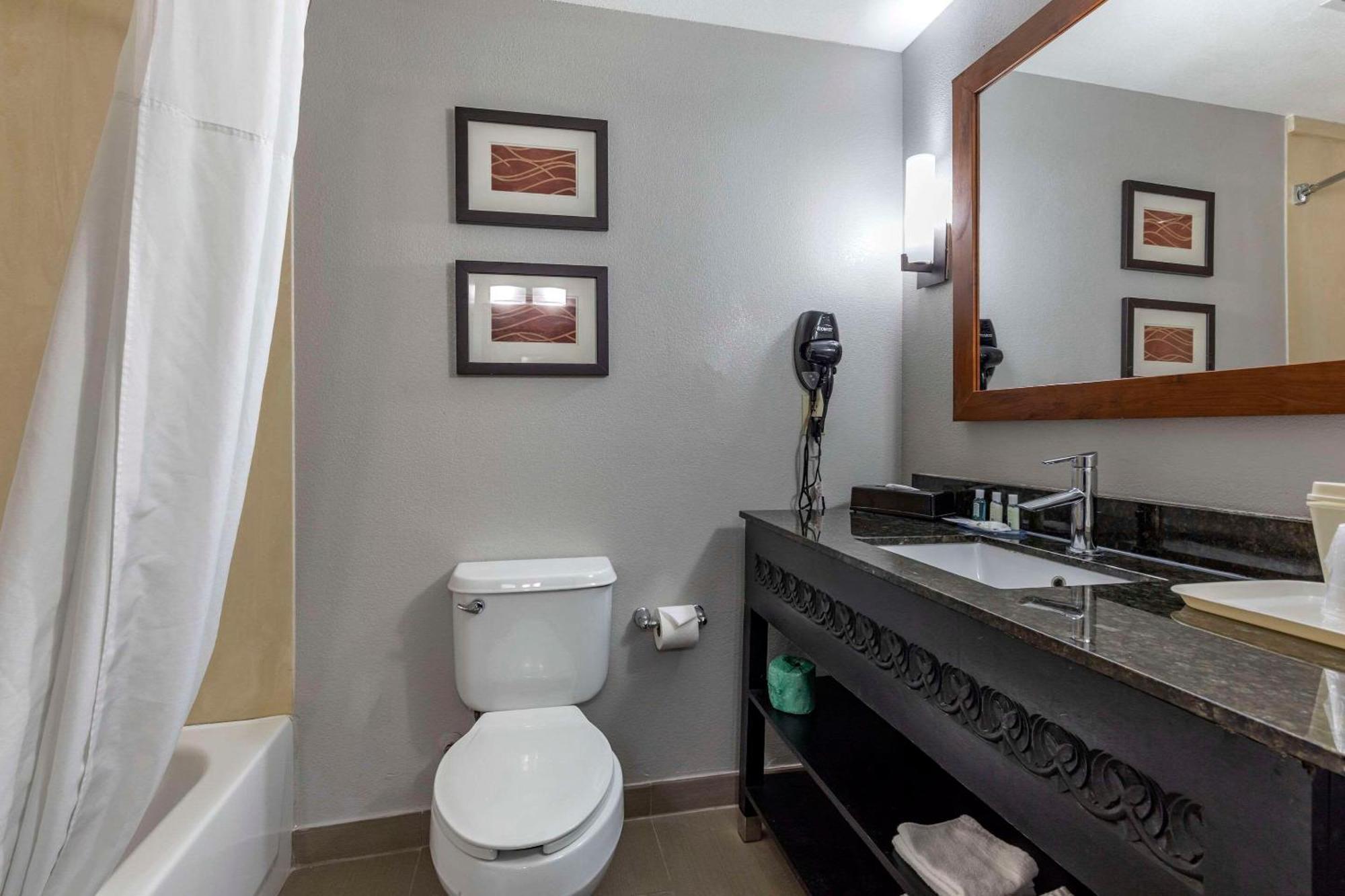 Quality Inn & Suites I-35 E-Walnut Hill Даллас Экстерьер фото
