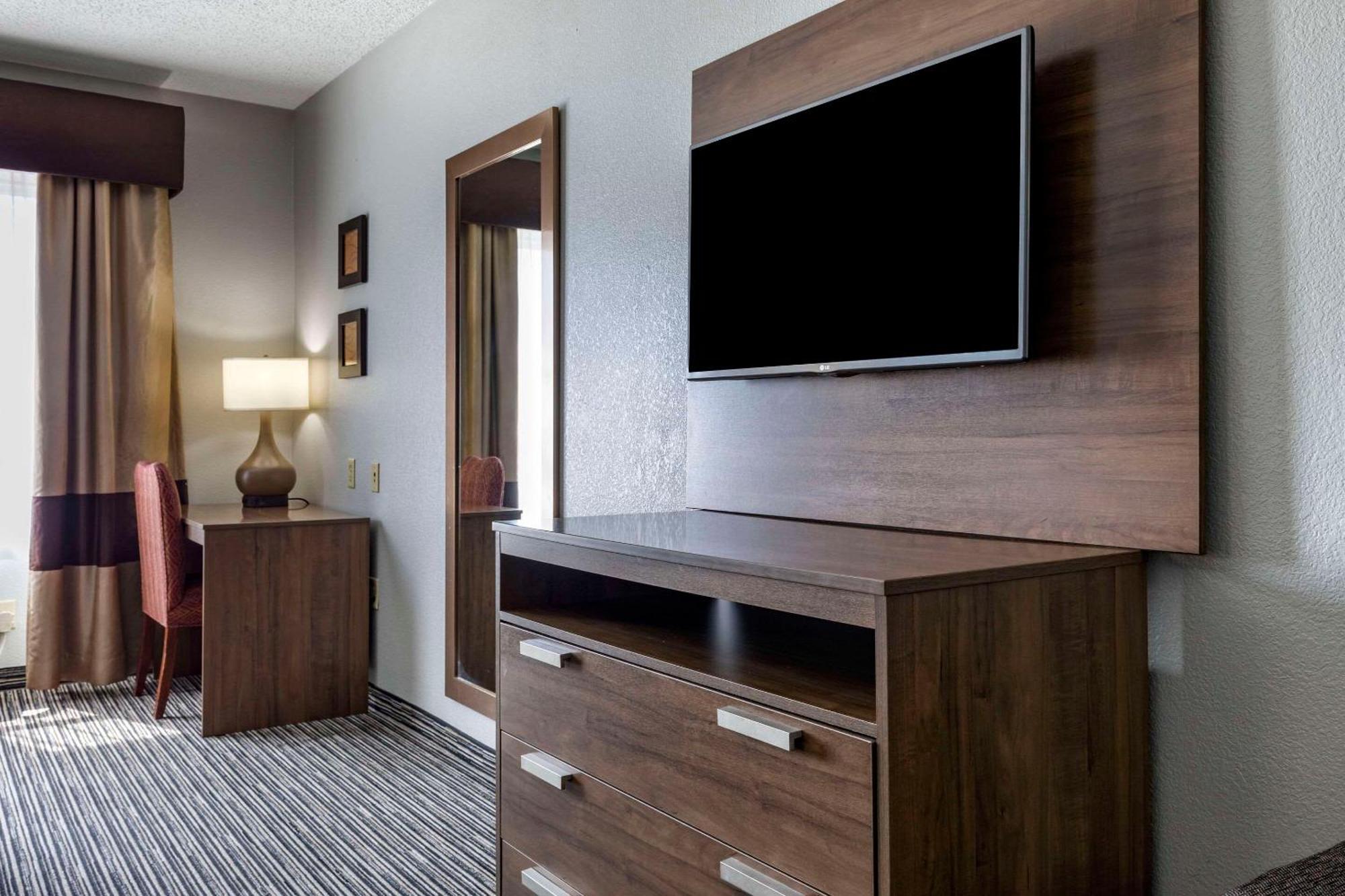 Quality Inn & Suites I-35 E-Walnut Hill Даллас Экстерьер фото