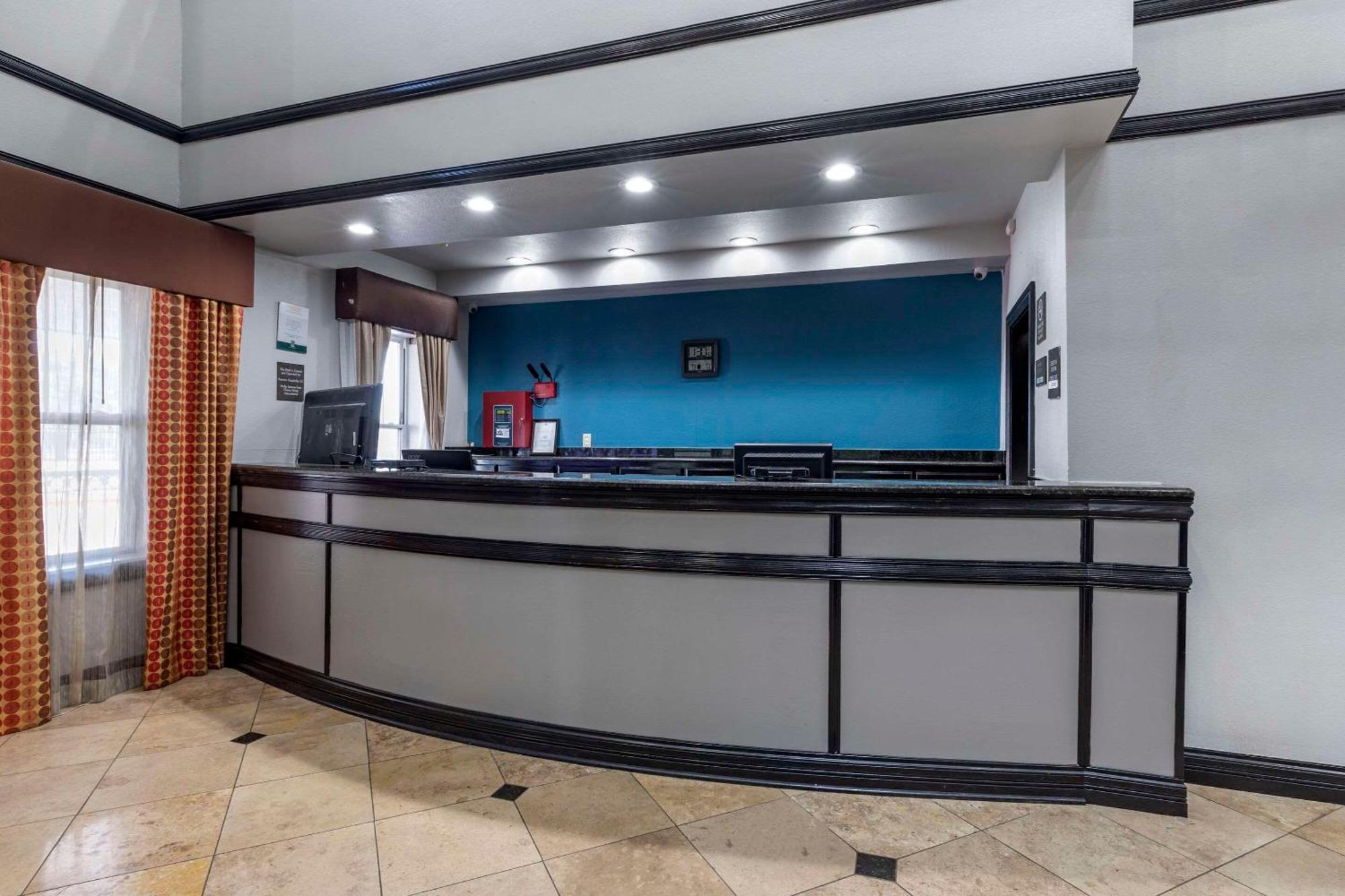 Quality Inn & Suites I-35 E-Walnut Hill Даллас Экстерьер фото
